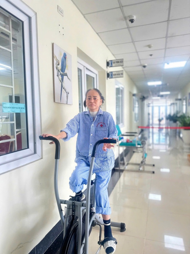 Người phụ nữ được ghép phổi thành công kéo dài sự sống cần sự hỗ trợ từ cộng đồng
- Ảnh 2. Người phụ nữ được ghép phổi thành công kéo dài sự sống cần sự hỗ trợ từ cộng đồng
- Ảnh 2.