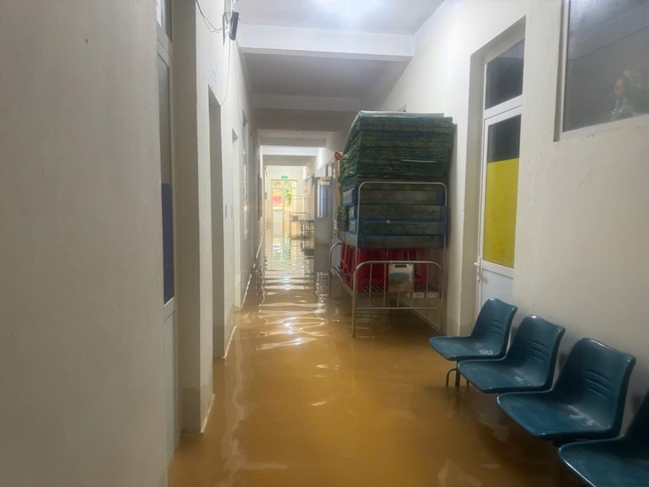 Nhân viên y tế ‘xắn tay’ dọn bệnh viện sau lũ rút, ổn định khám, chữa bệnh, phòng chống dịch - Ảnh 5. Nhân viên y tế ‘xắn tay’ dọn bệnh viện sau lũ rút, ổn định khám, chữa bệnh, phòng chống dịch - Ảnh 5.