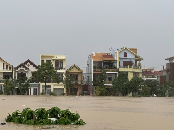 Vẫn còn hơn 33 nghìn ngôi nhà ở miền Trung bị ngập sau bão số 6- Ảnh 2.