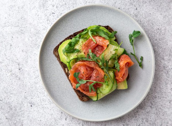 bánh mì nướng bơ với cá hồi trên đĩa