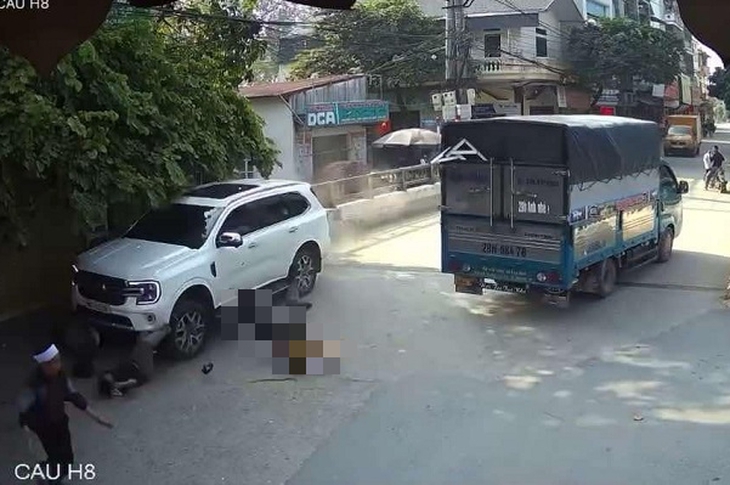 Ô tô Ford Everest mất lái đâm vào đoàn người đi đám ma khiến nhiều người thương vong- Ảnh 1. Ô tô Ford Everest mất lái đâm vào đoàn người đi đám ma khiến nhiều người thương vong- Ảnh 1.