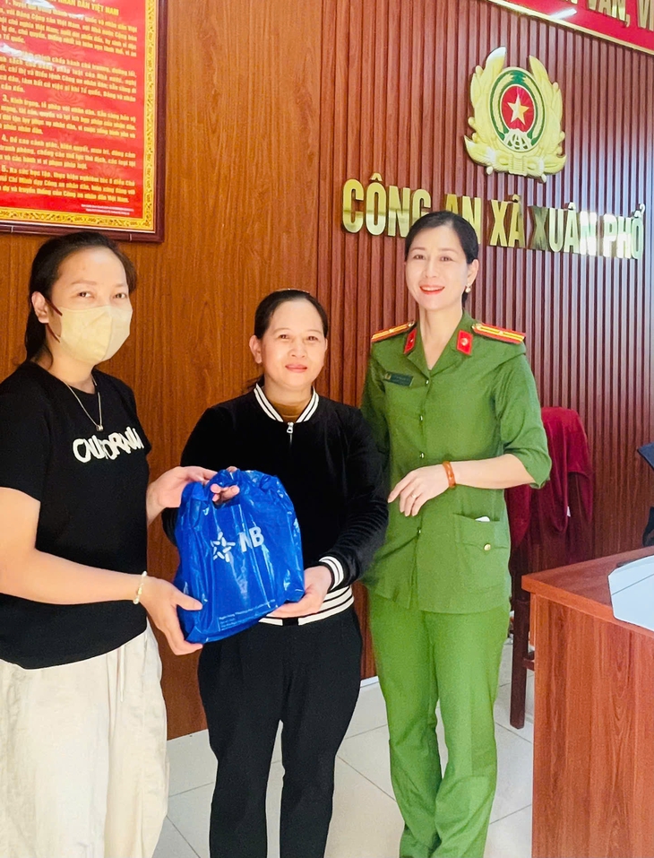 Trả lại 300 triệu đồng cho người chuyển nhầm vào tài khoản- Ảnh 1.