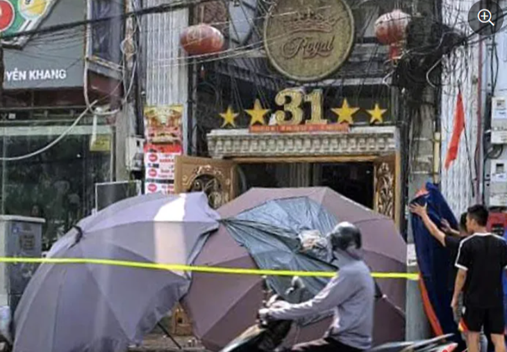 Người đàn ông tử vong sau khi rơi từ tầng 6 quán karaoke- Ảnh 1.