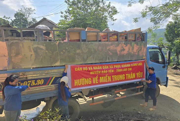 Chuyến xe chở hàng hỗ trợ của người dân thôn Làng Nủ và xã Phúc Khánh đến đồng bào miền Trung bị bão lũ. ảnh: HVN