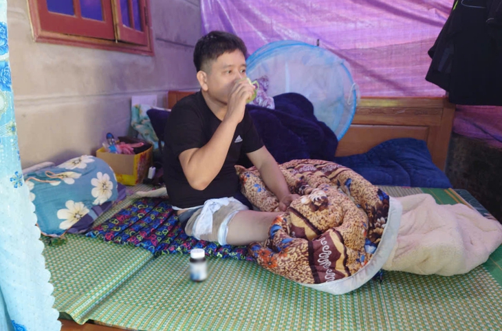 Anh Hoàng Văn Nhầm hiện đang ở nhờ nhà cậu để người thân tiện chăm sóc. Ảnh: HVN Anh Hoàng Văn Nhầm hiện đang ở nhờ nhà cậu để người thân tiện chăm sóc. Ảnh: HVN