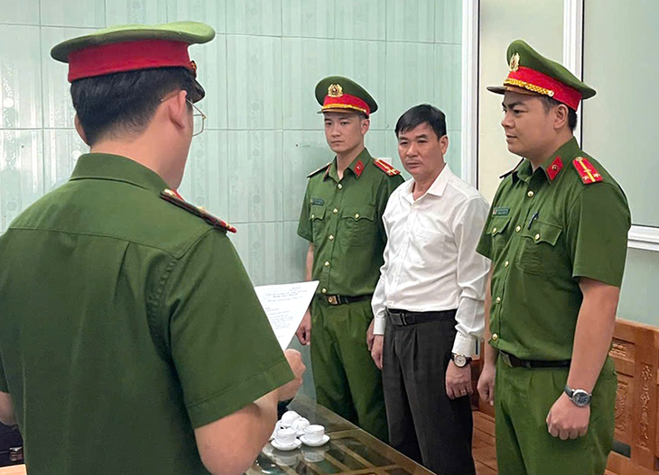 Bắt nguyên chủ tịch xã cùng thuộc cấp vì làm giả giấy tờ- Ảnh 1. Bắt nguyên chủ tịch xã cùng thuộc cấp vì làm giả giấy tờ- Ảnh 1.