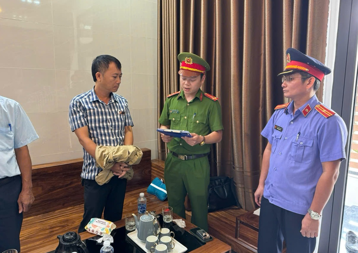 Bắt nguyên chủ tịch xã cùng thuộc cấp vì làm giả giấy tờ- Ảnh 2. Bắt nguyên chủ tịch xã cùng thuộc cấp vì làm giả giấy tờ- Ảnh 2.