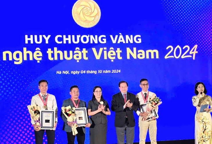 Bộ ảnh 'Cho đi là còn mãi' của Báo Sức khỏe và Đời sống đoạt Huy chương Bạc Ảnh nghệ thuật 2024- Ảnh 1. Bộ ảnh 'Cho đi là còn mãi' của Báo Sức khỏe và Đời sống đoạt Huy chương Bạc Ảnh nghệ thuật 2024- Ảnh 1.