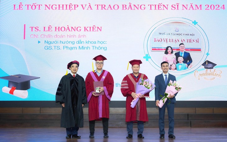 Trường Đại học Y Hà Nội trao bằng tốt nghiệp cho 37 tiến sĩ- Ảnh 2. Trường Đại học Y Hà Nội trao bằng tốt nghiệp cho 37 tiến sĩ- Ảnh 2.