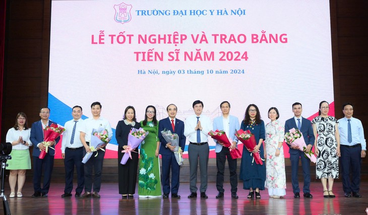 Trường Đại học Y Hà Nội trao bằng tốt nghiệp cho 37 tiến sĩ- Ảnh 1. Trường Đại học Y Hà Nội trao bằng tốt nghiệp cho 37 tiến sĩ- Ảnh 1.