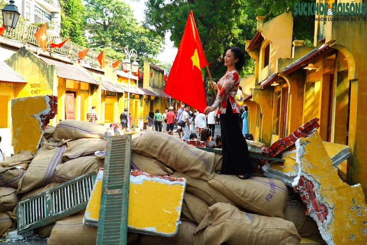 Bồi hồi 'Ký ức Hà Nội - 70 năm' trên phố bích họa Phùng Hưng- Ảnh 3.