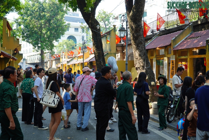 Bồi hồi 'Ký ức Hà Nội - 70 năm' trên phố bích họa Phùng Hưng- Ảnh 17.