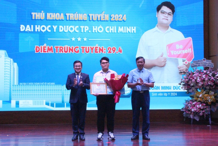 Thứ trưởng Bộ Y tế Đỗ Xuân Tuyên trao học bổng cho thủ khoa trúng tuyển năm 2024. Ảnh: Xuân Dự Thứ trưởng Bộ Y tế Đỗ Xuân Tuyên trao học bổng cho thủ khoa trúng tuyển năm 2024. Ảnh: Xuân Dự