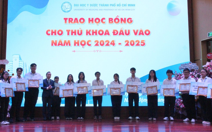 Nhà trường trao tặng học bổng cho thủ khoa các ngành. Ảnh: Xuân Dự Nhà trường trao tặng học bổng cho thủ khoa các ngành. Ảnh: Xuân Dự