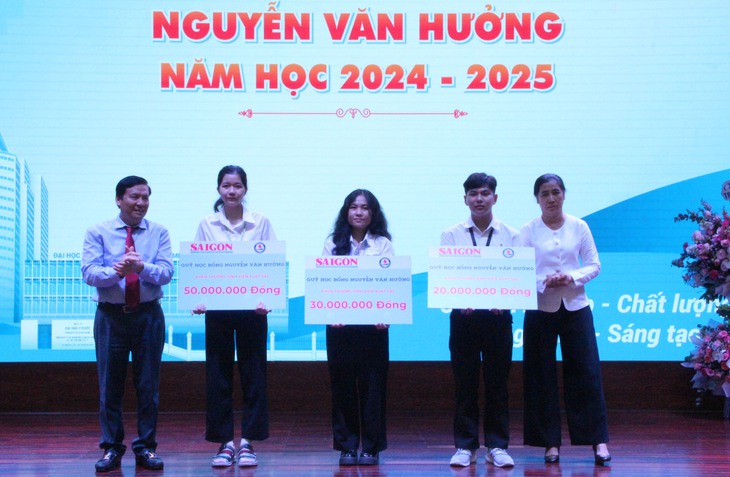 3 sinh viên Đại học Y Dược TPHCM được nhận học bổng Nguyễn Văn Hưởng. Ảnh: Xuân Dự 3 sinh viên Đại học Y Dược TPHCM được nhận học bổng Nguyễn Văn Hưởng. Ảnh: Xuân Dự