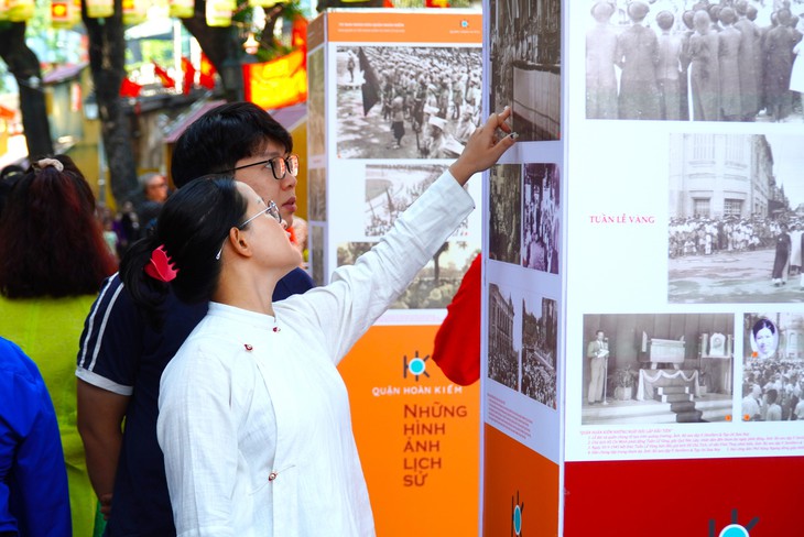 Bồi hồi 'Ký ức Hà Nội - 70 năm' trên phố bích họa Phùng Hưng- Ảnh 12.