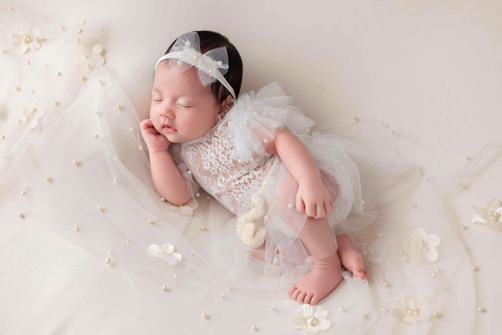 Hình ảnh con gái mới sinh cực đáng yêu của Hoa hậu Đặng Thu Thảo- Ảnh 2. Hình ảnh con gái mới sinh cực đáng yêu của Hoa hậu Đặng Thu Thảo- Ảnh 2.