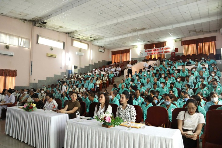 Bệnh nhân đi nghe tư vấn sức khỏe và được nhận quà- Ảnh 2. Bệnh nhân đi nghe tư vấn sức khỏe và được nhận quà- Ảnh 2.
