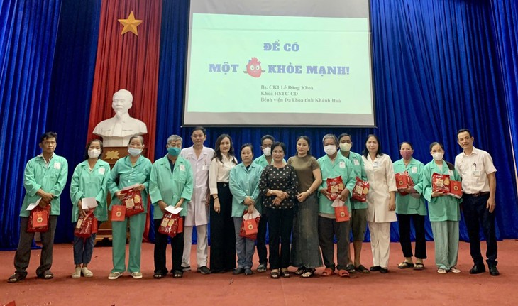 Bệnh nhân đi nghe tư vấn sức khỏe và được nhận quà- Ảnh 3. Bệnh nhân đi nghe tư vấn sức khỏe và được nhận quà- Ảnh 3.