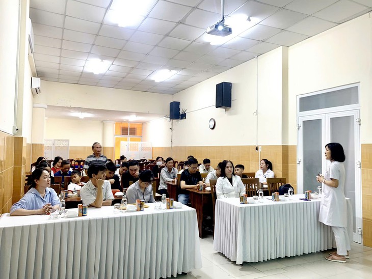 Bệnh nhân đi nghe tư vấn sức khỏe và được nhận quà- Ảnh 1. Bệnh nhân đi nghe tư vấn sức khỏe và được nhận quà- Ảnh 1.