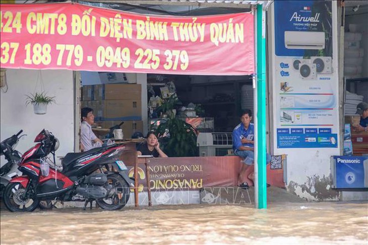 Triều cường vượt báo động III gây ngập nhiều tuyến phố ở Cần Thơ- Ảnh 9. Triều cường vượt báo động III gây ngập nhiều tuyến phố ở Cần Thơ- Ảnh 9.