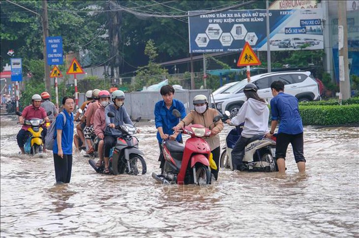 Triều cường vượt báo động III gây ngập nhiều tuyến phố ở Cần Thơ- Ảnh 5. Triều cường vượt báo động III gây ngập nhiều tuyến phố ở Cần Thơ- Ảnh 5.