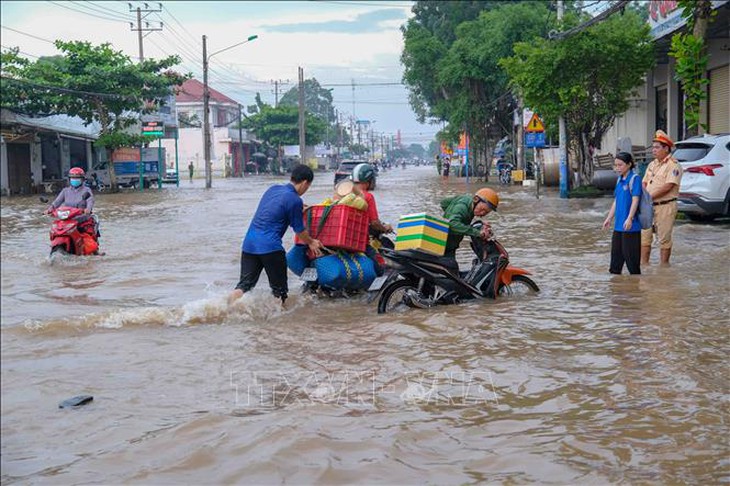 Triều cường vượt báo động III gây ngập nhiều tuyến phố ở Cần Thơ- Ảnh 6. Triều cường vượt báo động III gây ngập nhiều tuyến phố ở Cần Thơ- Ảnh 6.