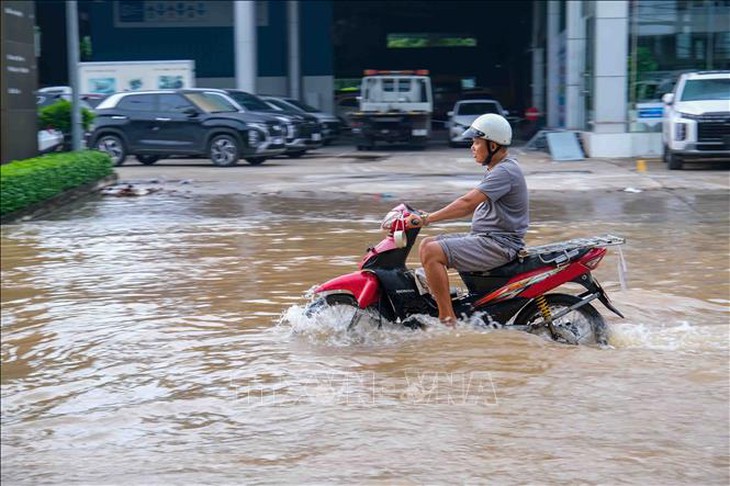 Triều cường vượt báo động III gây ngập nhiều tuyến phố ở Cần Thơ- Ảnh 4. Triều cường vượt báo động III gây ngập nhiều tuyến phố ở Cần Thơ- Ảnh 4.