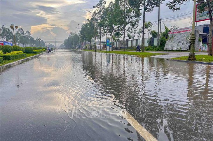 Triều cường vượt báo động III gây ngập nhiều tuyến phố ở Cần Thơ- Ảnh 2. Triều cường vượt báo động III gây ngập nhiều tuyến phố ở Cần Thơ- Ảnh 2.