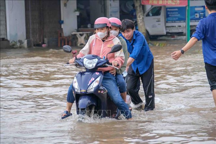 Triều cường vượt báo động III gây ngập nhiều tuyến phố ở Cần Thơ- Ảnh 7. Triều cường vượt báo động III gây ngập nhiều tuyến phố ở Cần Thơ- Ảnh 7.