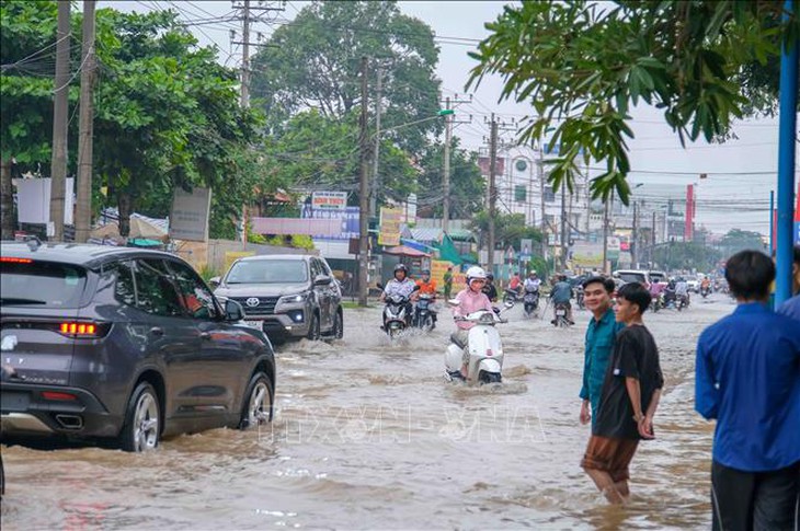 Triều cường vượt báo động III gây ngập nhiều tuyến phố ở Cần Thơ- Ảnh 8. Triều cường vượt báo động III gây ngập nhiều tuyến phố ở Cần Thơ- Ảnh 8.