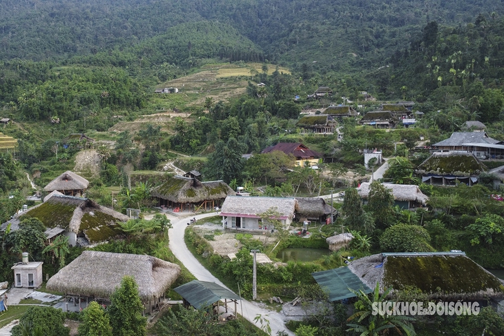 Vẻ đẹp nguyên sơ của những mái nhà rêu xanh giữa lưng chừng núi Tây Côn Lĩnh- Ảnh 1. Vẻ đẹp nguyên sơ của những mái nhà rêu xanh giữa lưng chừng núi Tây Côn Lĩnh- Ảnh 1.