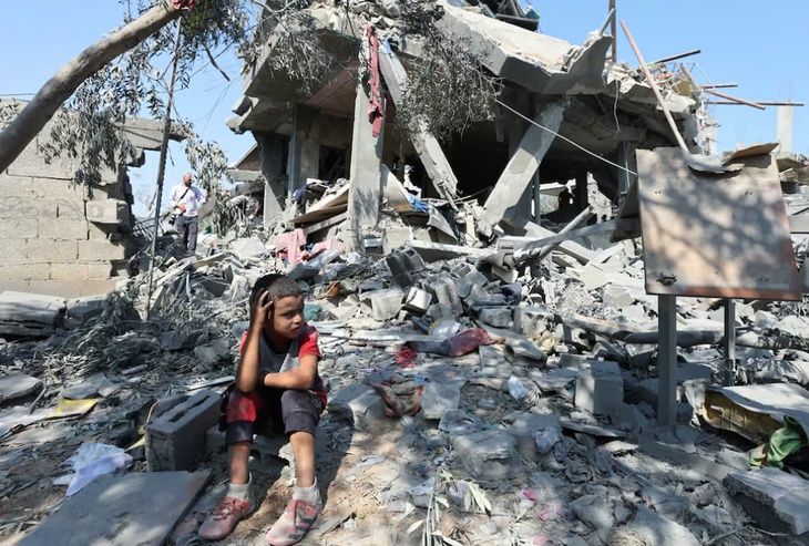 Israel không kích miền trung Dải Gaza, ít nhất 18 người thiệt mạng- Ảnh 1. Israel không kích miền trung Dải Gaza, ít nhất 18 người thiệt mạng- Ảnh 1.