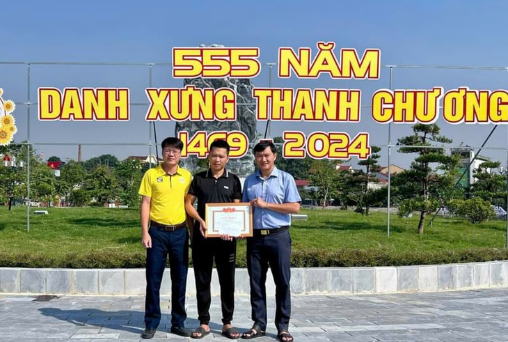 Chủ quán ăn lao xuống hồ cứu người được thưởng 300.000 đồng - Ảnh 1. Chủ quán ăn lao xuống hồ cứu người được thưởng 300.000 đồng - Ảnh 1.