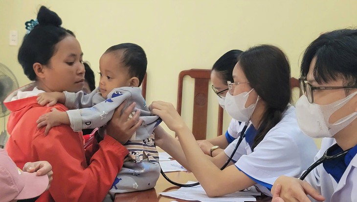 Hàng trăm đồng bào dân tộc thiểu số được khám, cấp thuốc miễn phí- Ảnh 2. Hàng trăm đồng bào dân tộc thiểu số được khám, cấp thuốc miễn phí- Ảnh 2.