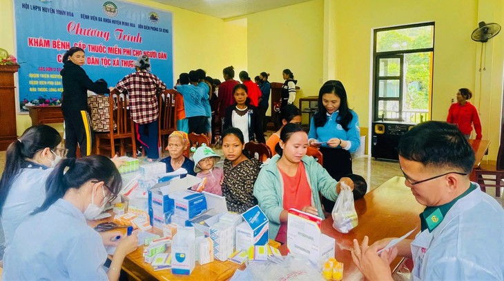 Hàng trăm đồng bào dân tộc thiểu số được khám, cấp thuốc miễn phí- Ảnh 4. Hàng trăm đồng bào dân tộc thiểu số được khám, cấp thuốc miễn phí- Ảnh 4.