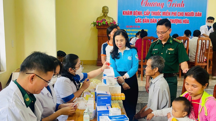 Hàng trăm đồng bào dân tộc thiểu số được khám, cấp thuốc miễn phí- Ảnh 1. Hàng trăm đồng bào dân tộc thiểu số được khám, cấp thuốc miễn phí- Ảnh 1.