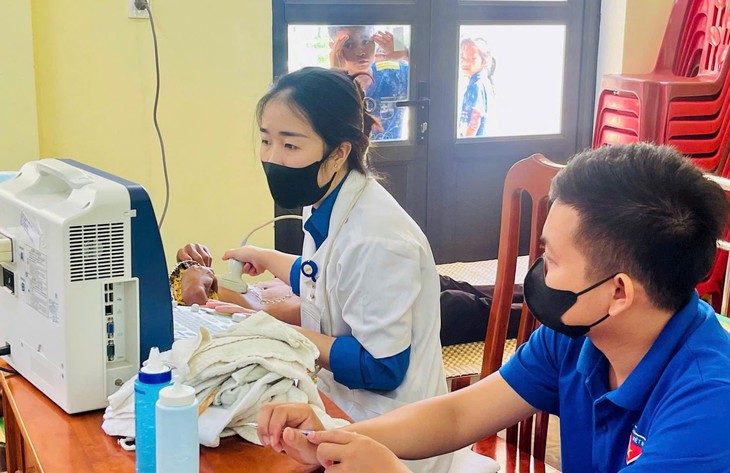 Hàng trăm đồng bào dân tộc thiểu số được khám, cấp thuốc miễn phí- Ảnh 3. Hàng trăm đồng bào dân tộc thiểu số được khám, cấp thuốc miễn phí- Ảnh 3.