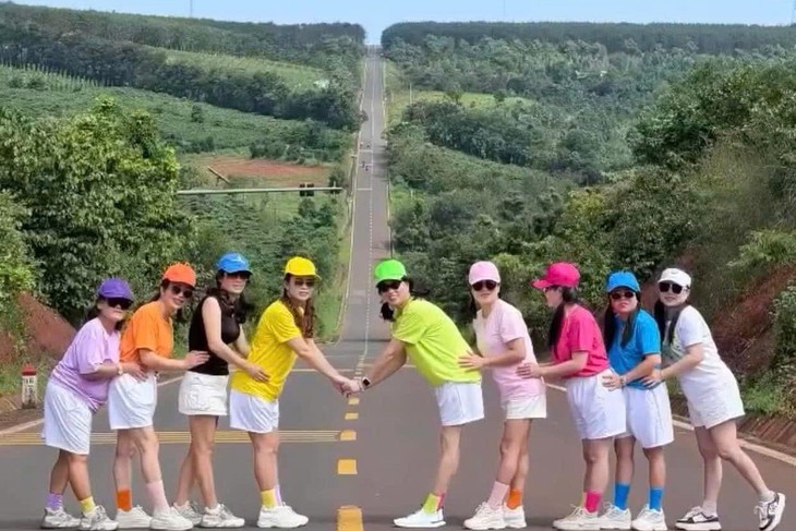 Công an thông tin về 9 phụ nữ dàn hàng ngang đường chụp ảnh- Ảnh 1.