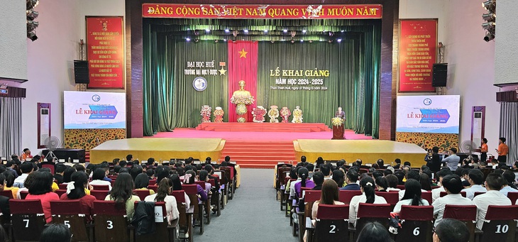 Hơn 2.500 sinh viên, học viên nhập học tại Trường Đại học Y - Dược Huế- Ảnh 2.