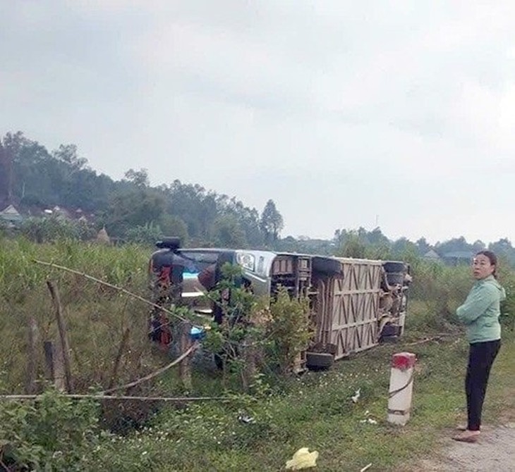 Xe khách lật trên quốc lộ, 2 người tử vong- Ảnh 1.