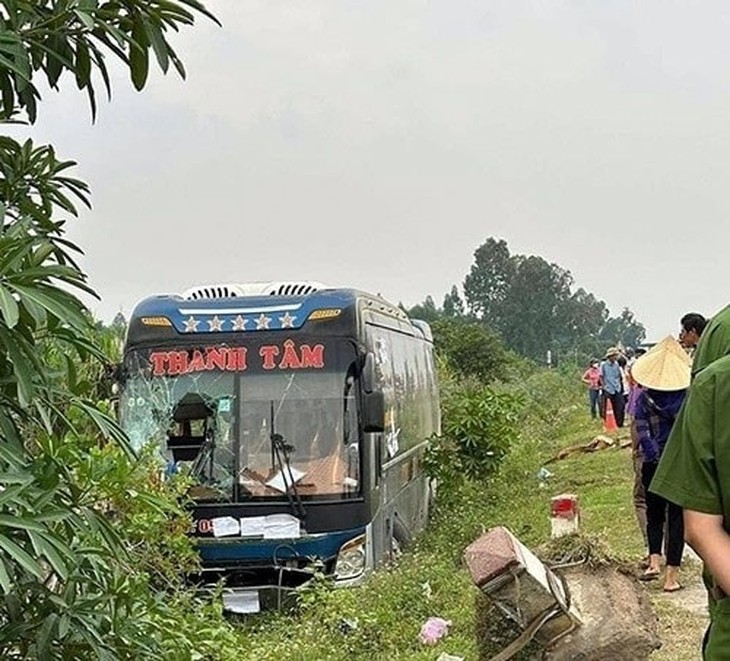 Xe khách lật trên quốc lộ, 2 người tử vong- Ảnh 2.
