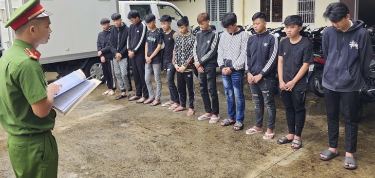 Bắt giữ nhóm 'báo thủ' gặp ai không thích sẽ quây đánh- Ảnh 1.
