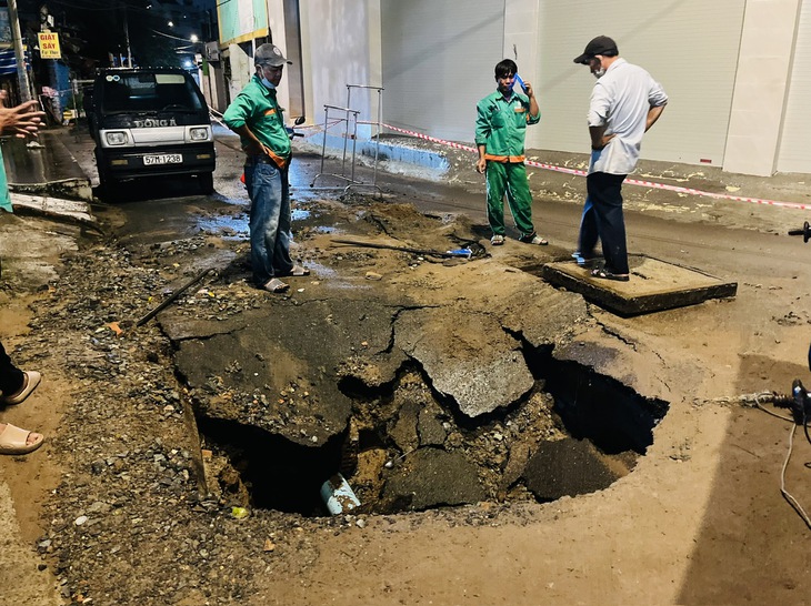 TP Hồ Chí Minh: Xuất hiện "hố tử thần" sau cơn mưa lớn