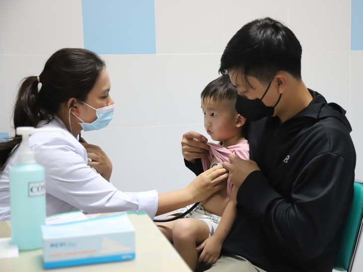 Thời tiết chuyển mùa, số trẻ em mắc bệnh hô hấp tại TPHCM tăng- Ảnh 2.