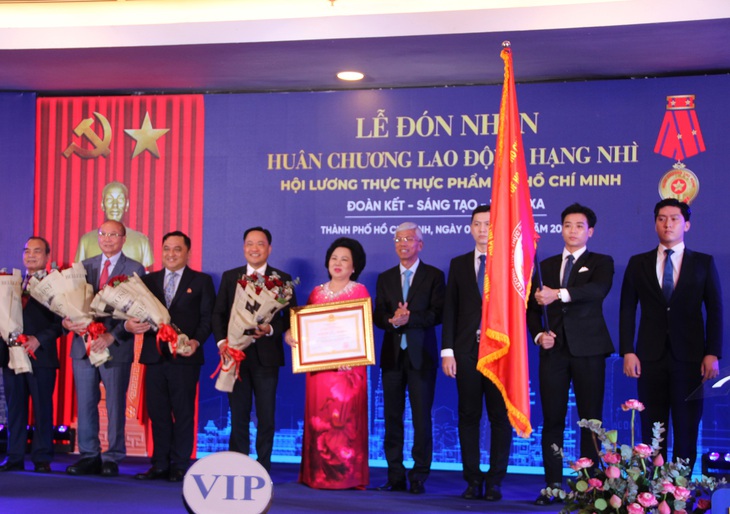 Hội Lương thực Thực phẩm TPHCM đón nhận Huân chương Lao động Hạng Nhì. Ảnh: Xuân Dự