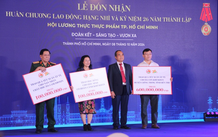 Hội Lương thực Thực phẩm TPHCM trao quà Tết cho các đơn vị nhằm dành tặng cho những hoàn cảnh khó khăn. Ảnh: Xuân Dự