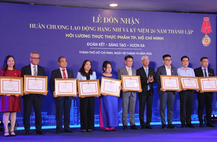Các thành viên Hội Lương thực Thực phẩm TPHCM được nhận Bằng khen của UBND TPHCM. Ảnh: Xuân Dự