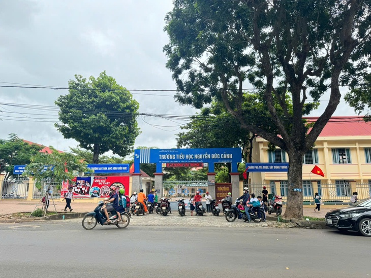 Mùi lạ xuất hiện trong trường học khiến thủ thư nhập viện, 1 người khác nôn ói- Ảnh 2.