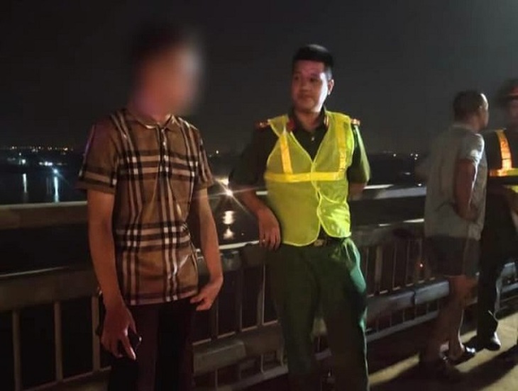 Mâu thuẫn với gia đình, sinh viên năm thứ nhất lên cầu Nhật Tân suýt làm điều dại dột- Ảnh 1. Mâu thuẫn với gia đình, sinh viên năm thứ nhất lên cầu Nhật Tân suýt làm điều dại dột- Ảnh 1.